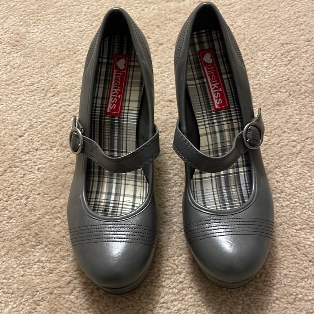 Mary Jane heel pumps never worn